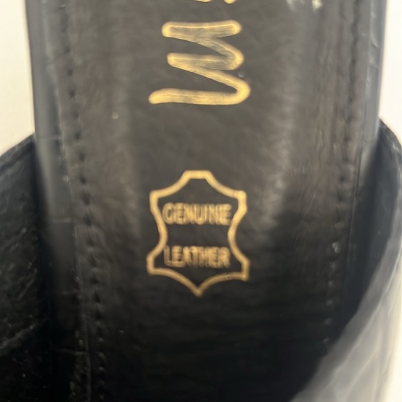 Black slipon shoe with higher heel - Picture 7 of 7